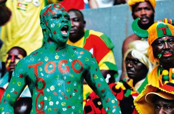 Колоритные болельщики из Того так и не смогли поддержать свою национальную команду на Кубке африканских наций в 2010 году – она  снялась с турнира