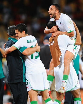 Алжирцы празднуют победу