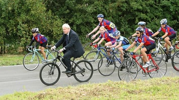 Мэр Лондона Борис Джонсон на церемонии открытия олимпийского велопарка лично подал пример молодежи