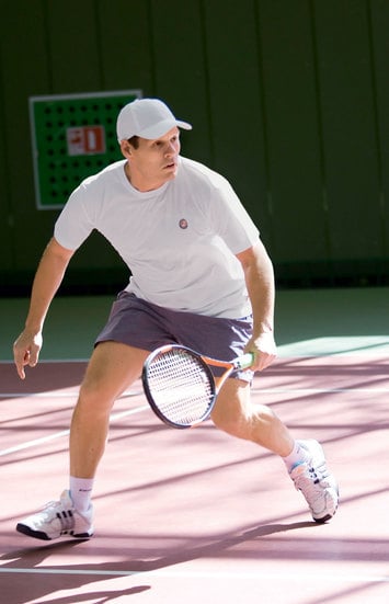 Александр Светаков играет в теннис на высоком по любительским меркам уровне