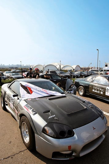 Автомобили Total Race на гран-при по дрэг-рейсингу