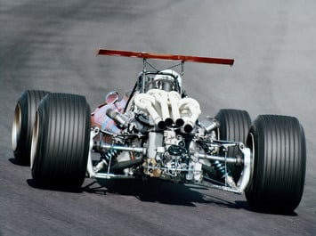 Автомобиль
Криса Амона, на котором впервые в «Формуле-1» было установлено антикрыло