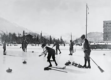 Первоначально в керлинг играли не на искусственном льду, а на замерзших естественных водоемах. В частности, турниры регулярно проводились  в швейцарском  Санкт-Морице
