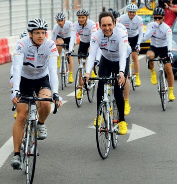 До кольца Sarthe гонщики Peugeot добирались на велосипедах, демонстрируя тем самым свою прекрасную спортивную форму