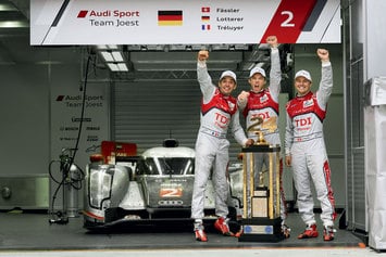 Пилоты Audi Фэсслер, Трелье и Лоттерер празднуют победу