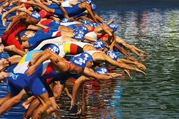 На олимпийском турнире по триатлону в Пекине одновременно стартовали 55 спортсменов