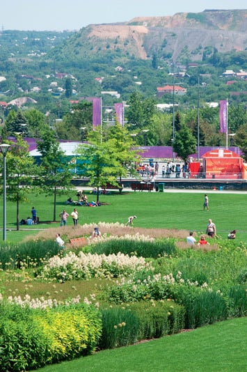 Терриконы – визитная карточка Донецка – видны из любой части города, даже из парка возле «Донбасс Арены»