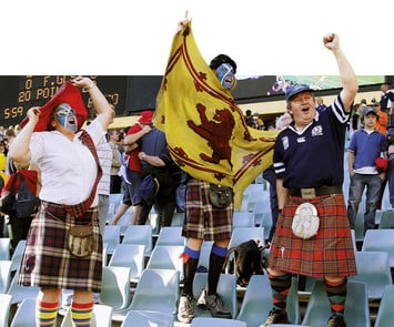 Шотландские болельщики празднуют победу своей сборной