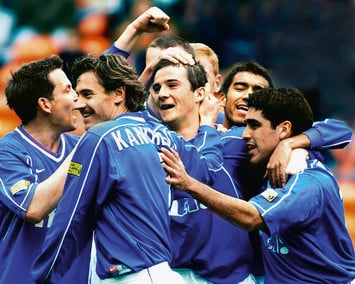 В Glasgow Rangers партнером Канчельскиса был капитан сборной Нидерландов в ЮАР Джованни ван Бронкхорст (второй справа)