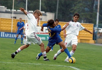 Защитник «Амкара»
 Владимир Леонченко (справа) пытается остановить проход Максима Бузникина