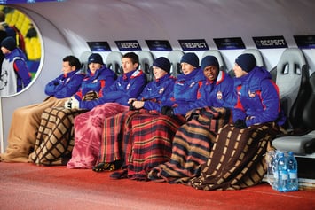 В мороз футболистам ЦСКА непросто находиться даже на скамейке запасных 