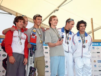 Россиянин Валерий Розов (в центре, с доской для скайсерфинга) несколько раз одерживал победу на X Games