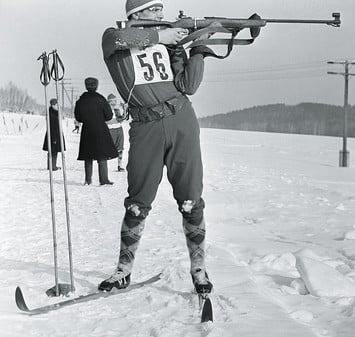 На огневом рубеже олимпийский чемпион 1964 года Владимир Меланьин