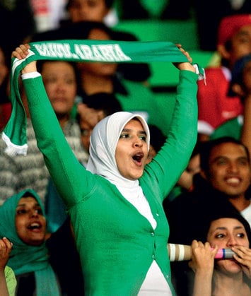 Слухи о забитости женщин Саудовской Аравии оказались сильно преувеличенными – они не только посещают футбольные матчи, но и порой не ограничивают себя в проявлении эмоций