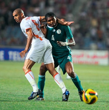 Нванкво Кану  (справа) в борьбе за мяч