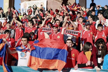 Армянские болельщики остались довольны итогом матча с россиянами