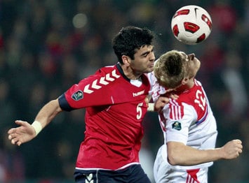 Павел Погребняк (справа) так и не нашел пути к воротам сборной Армении