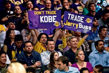 Болельщики Los Angeles Lakers хотят и дальше наслаждаться игрой Коби Брайанта
