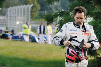 Только что пилот Peugeot Sport Франк Монтаньи прекратил борьбу в гонке, на которую возлагал так много надежд