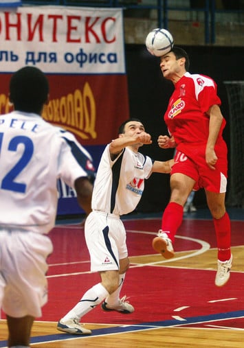 Игрок московского «Динамо» Сергей Малышев (слева) 