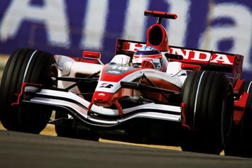 Такума Сато во время свободной практики перед Гран-при Бахрейна в апреле 2008 года