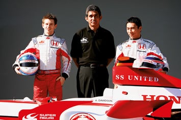 Энтони Дэвидсон, Агури Сузуки и Такума Сато на презентации нового автомобиля в марте 2007 года