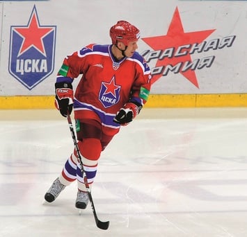Вячеслав Фетисов стал самым возрастным игроком КХЛ, проведя официальный матч 
в возрасте 51,64 года