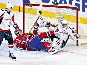 Алексей Ковалев (Montreal Canadiens) атакует ворота Семена Варламова (Washington Capitals)