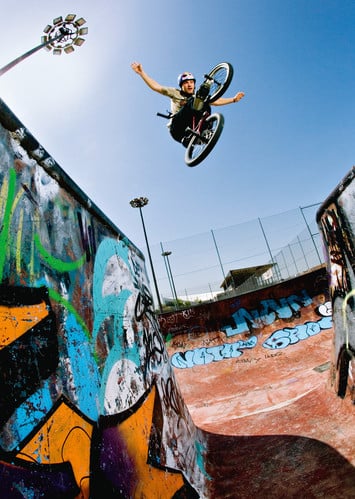 Мадрид. Дисциплина BMX Street, трюк выполняется без помощи рук