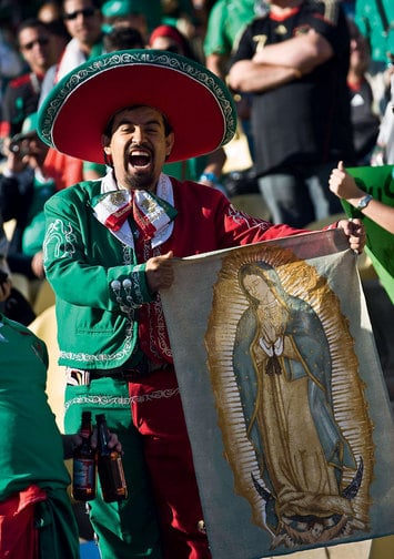 Болельщик футбольной сборной Мексики призывает Деву Марию помочь его команде