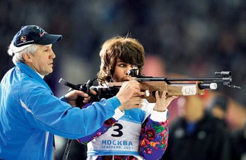 Сергей Зверев учится стрелять
