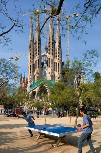 Барселона – очень спортивный город, даже возле собора Саграда Фамилия постоянно играют в пинг-понг