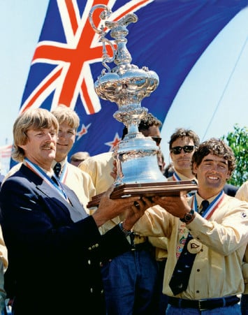 1995 год. Team New Zealand с трофеем Кубка Америки