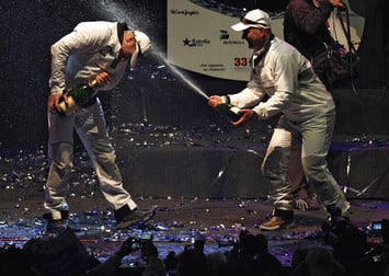 Джеймс Спитхилл и Джон Костецки празднуют победу в Кубке Америки, февраль 2010-го