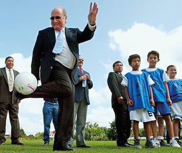 Зепп Блаттер никогда не был пойман за руку, однако Эндрю Дженнингс уверен: президент FIFA наживается на футболе