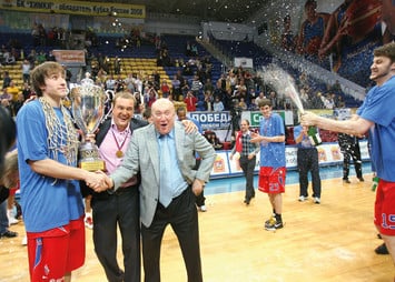 Сергей Чернов постоянно был рядом с триумфаторами из ЦСКА.  Лишь в 2010 году не пришел поздравить армейцев с чемпионством