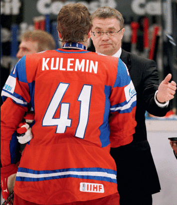 Президент КХЛ Александр Медведев убеждает Николая Кулемина в том, что его лига лучше заокеанской