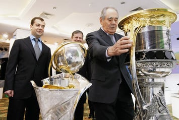 Являясь болельщиком «Ак Барса», президент Татарстана Минтимер Шаймиев немало поспособствовал завоеванию Кубка Гагарина
