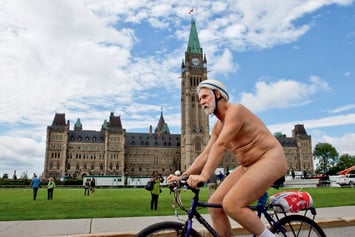 Голых велосипедистов cегодня можно увидеть в самых разных городах мира: World Naked Bike Ride – уже международный проект. Это фото сделано в Оттаве