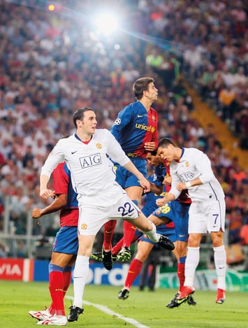 Три из четырех полуфиналистов Лиги чемпионов UEFA представляли Англию, однако самый престижный клубный трофей Европы выиграла Barcelona, в финале одолевшая Manchester United