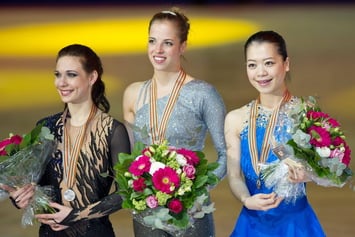 Призеры чемпионата мира 2012 года Алена Леонова, Каролина Костнер и Акико Сузуки (слева направо) 