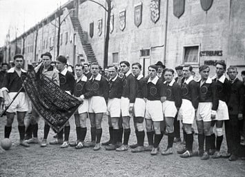 Помимо национальной, в СССР была создана рабочая сборная страны. В 1926 году в Париже она сыграла с командой французских пролетариев