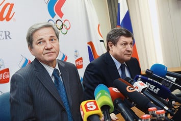Олимпийский чемпион 1972 года по прыжкам в воду Владимир Васин (слева) был действующим вице-президентом ОКР, а стал почетным