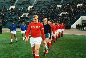 Капитан Альберт Шестернев выводит на поле футболистов сборной СССР