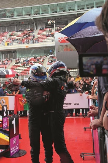 Ааро Вайнио и Михаил Алешин празднуют успех в последней гонке сезона