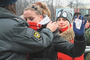 Болельщицы подвергаются не менее тщательному досмотру, чем болельщики: именно девушки зачастую проносят на стадион запрещенные предметы