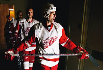 Легенды Detroit Red Wings Крис Челиос (на переднем плане) и Никлас Лидстрем